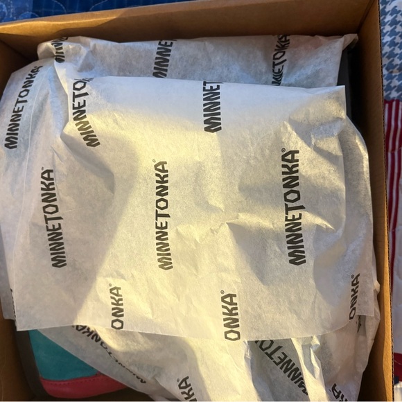 Brand New in Box Minnetonka Women’s Size 10 Stranger Things Holly Wheeler Boots - Picture 3 of 12